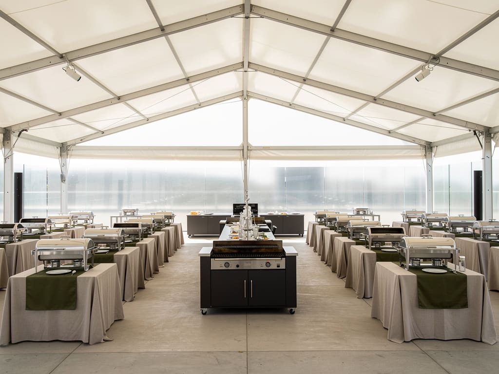 Postazione griglia e tavoli buffet per un evento aziendale all'aperto
